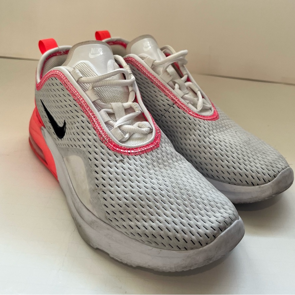 Women Nike Air Max Motion 2 sneakers in 7.5